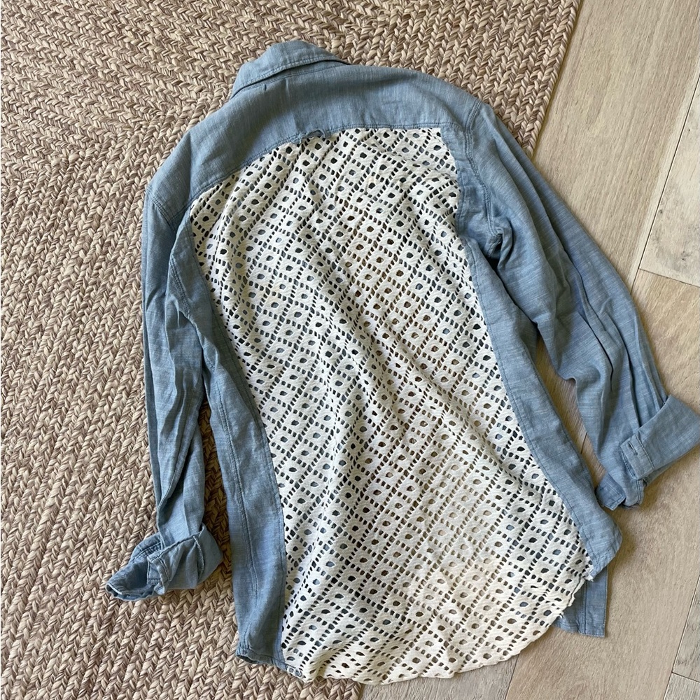 Free people chambray-crochet mixed material button front shirt. Sz XS.